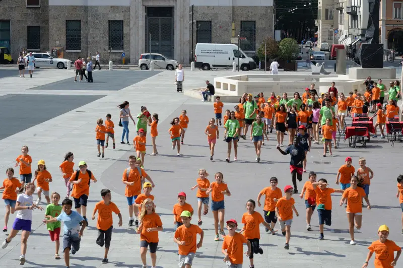 Il flash mob dei Grest, ieri mattina in piazza Vittoria