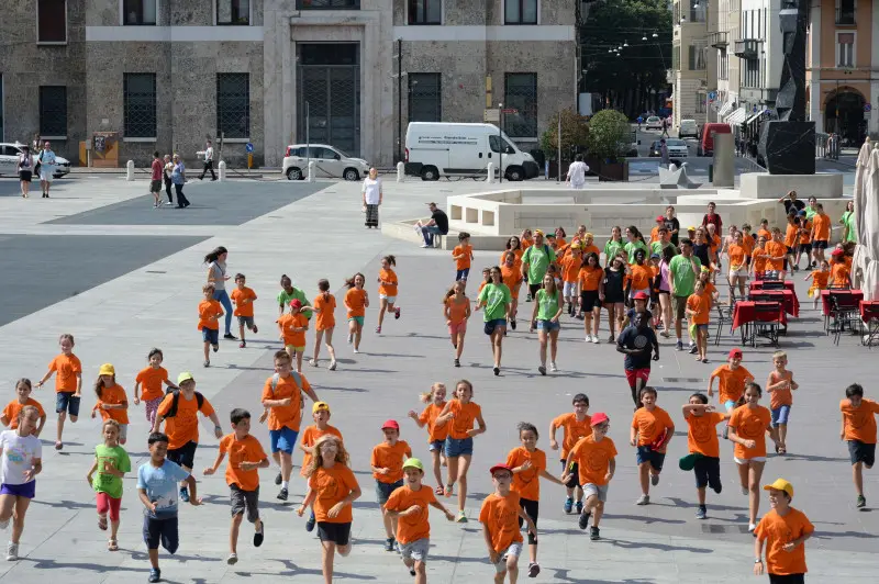 Il flash mob dei Grest, ieri mattina in piazza Vittoria