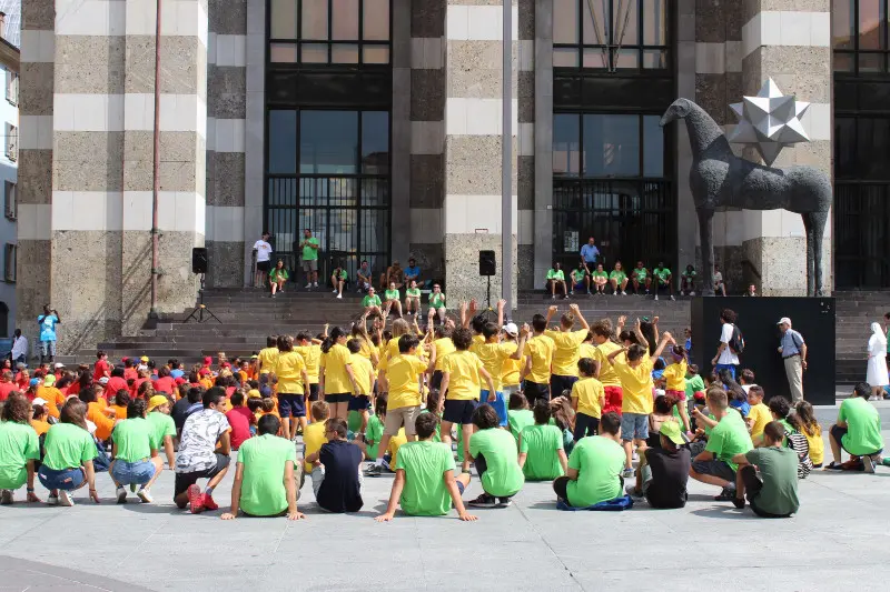 Il flash mob dei Grest, ieri mattina in piazza Vittoria