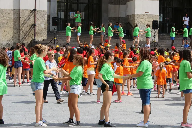 Il flash mob dei Grest, ieri mattina in piazza Vittoria