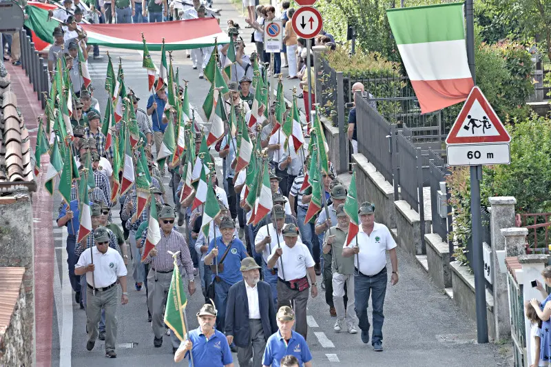 La sfilata degli alpini a Caionvico