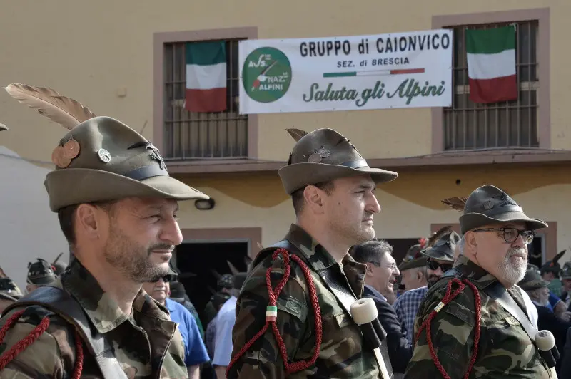 La sfilata degli alpini a Caionvico