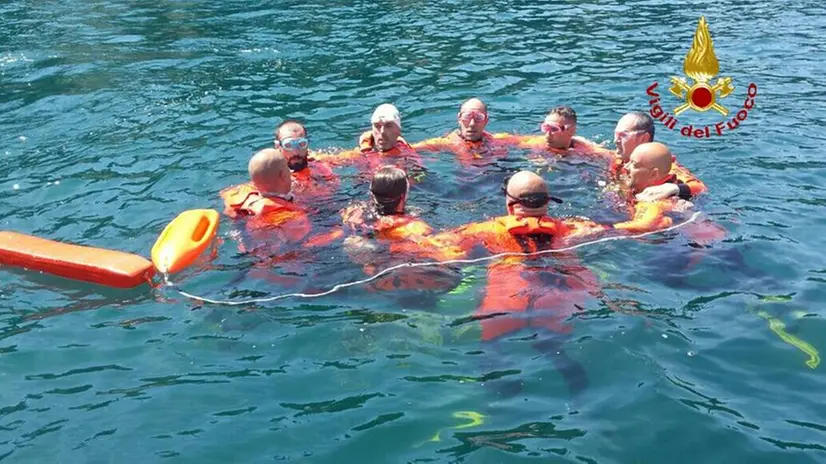 Vigili del fuoco in allenamento nel Garda