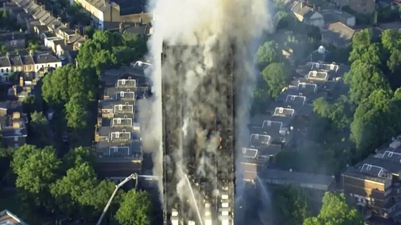 Grenfell Tower, la torre continua a bruciare