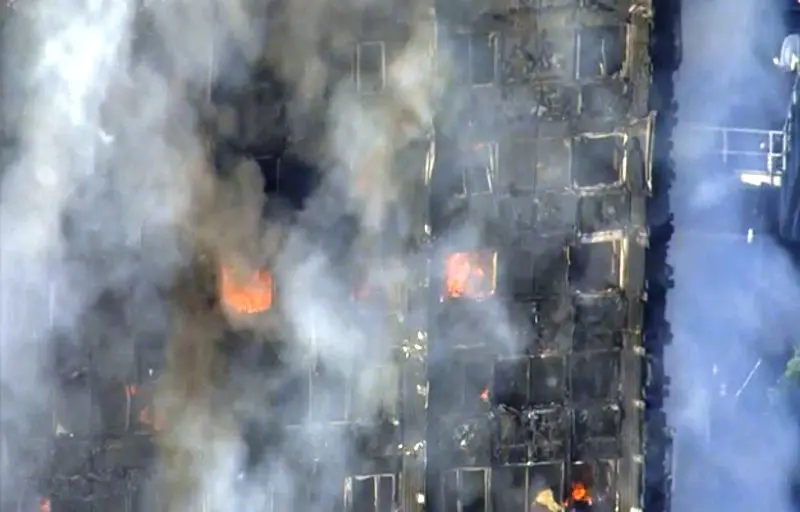 Grenfell Tower, la torre continua a bruciare