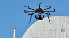 Un drone davanti alla Loggia - © www.giornaledibrescia.it