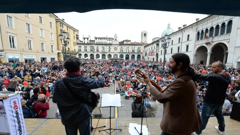 Millechitarre in piazza Loggia
