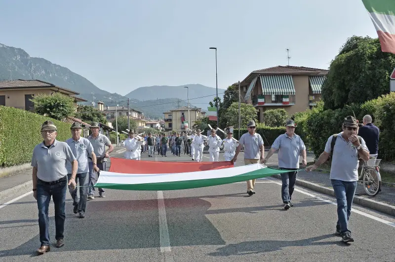 La sfilata degli alpini a Caionvico