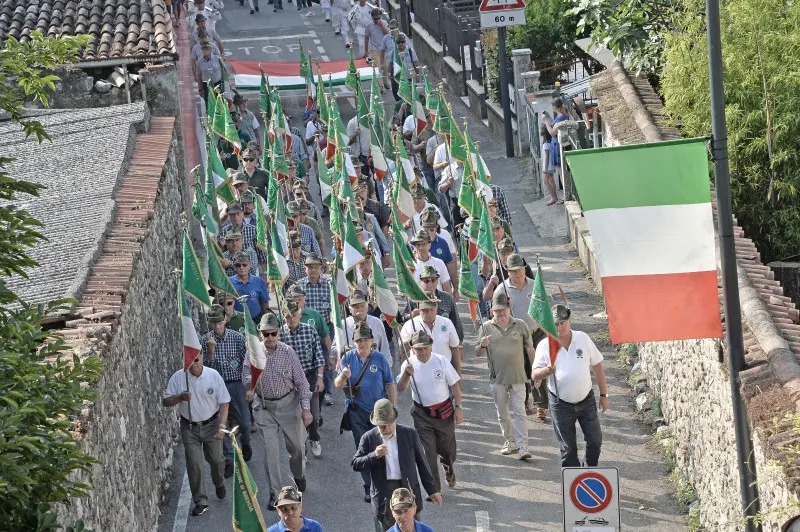 La sfilata degli alpini a Caionvico