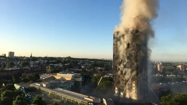 Alcune immagini dell'incendio di Londra (Foto BBC)