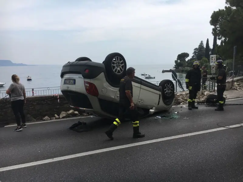 Toscolano Maderno, auto si ribalta: traffico in tilt sulla 45 bis