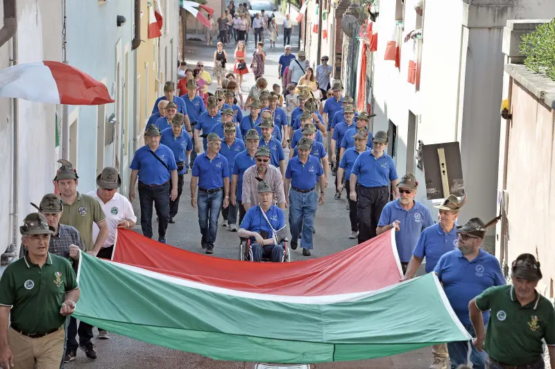 La sfilata degli alpini a Caionvico