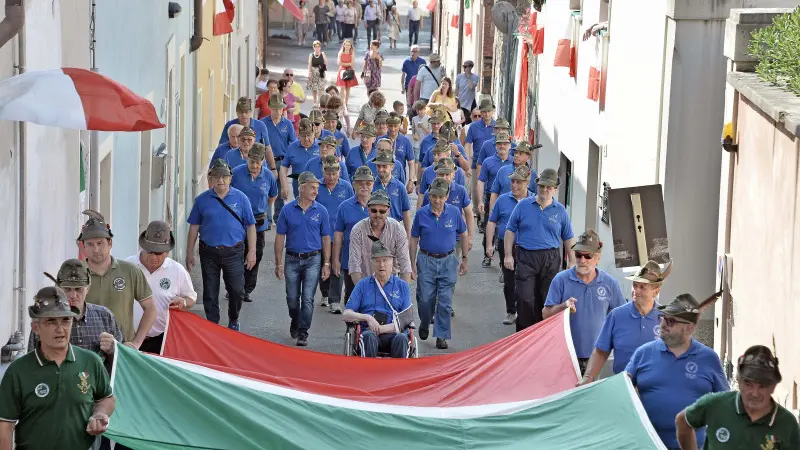 La sfilata degli alpini a Caionvico