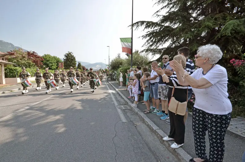 La sfilata degli alpini a Caionvico