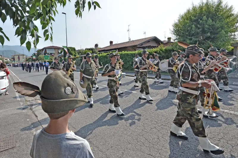 La sfilata degli alpini a Caionvico