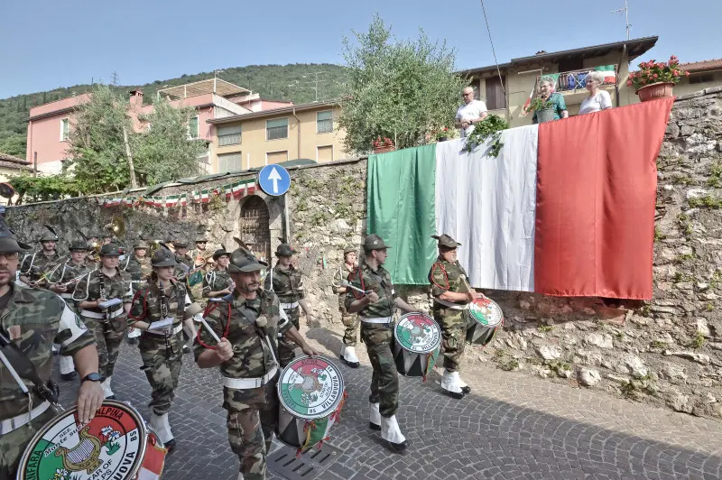 La sfilata degli alpini a Caionvico