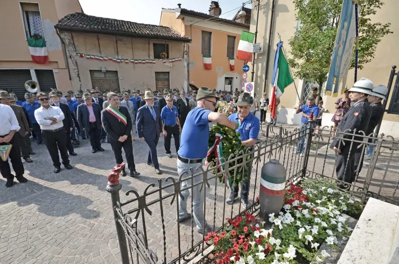 La sfilata degli alpini a Caionvico