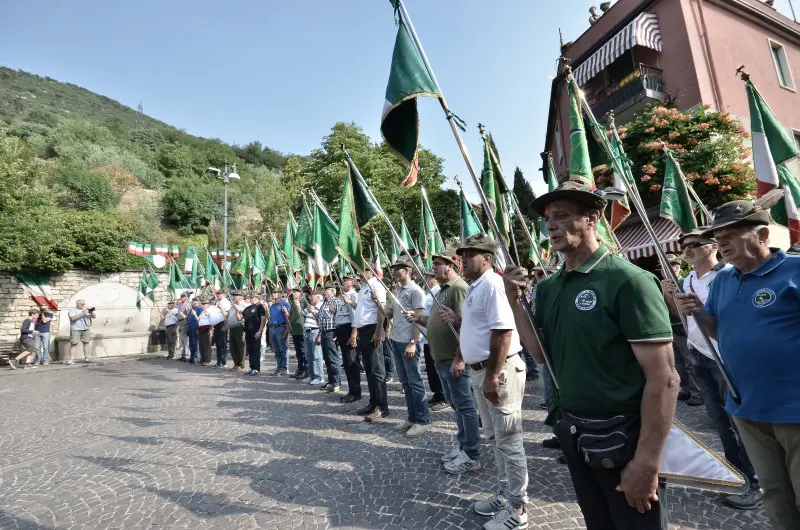 La sfilata degli alpini a Caionvico