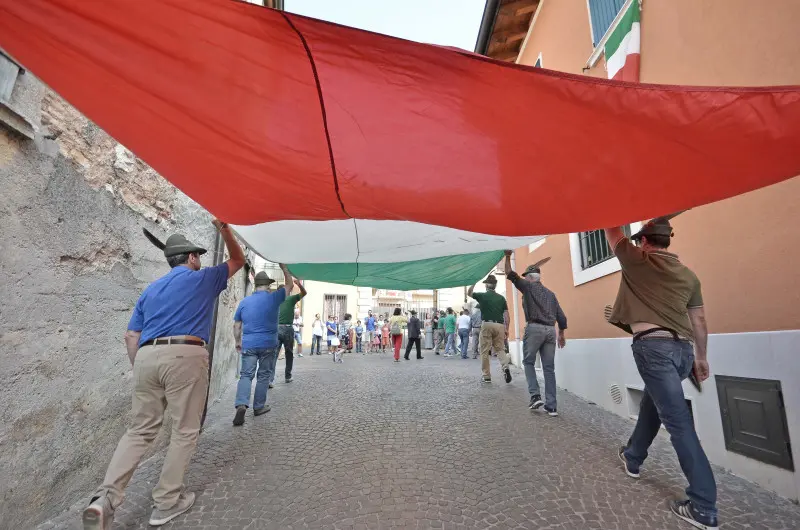 La sfilata degli alpini a Caionvico