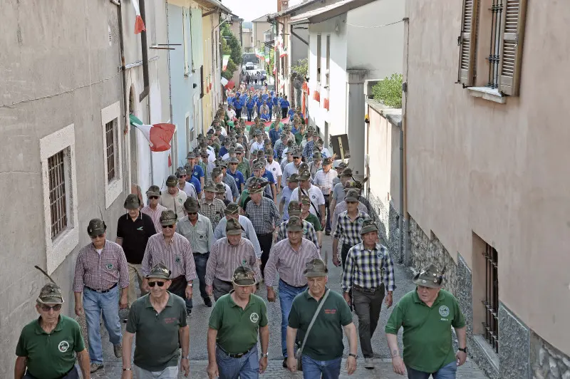 La sfilata degli alpini a Caionvico