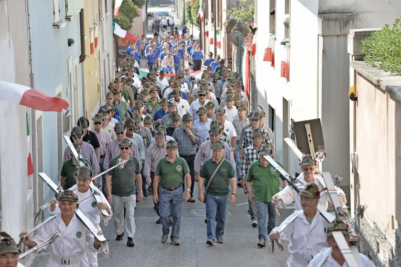 La sfilata degli alpini a Caionvico