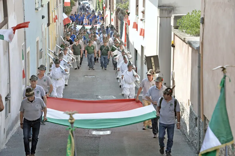 La sfilata degli alpini a Caionvico