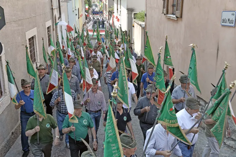 La sfilata degli alpini a Caionvico