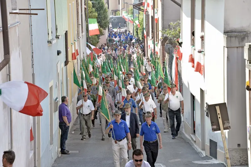 La sfilata degli alpini a Caionvico