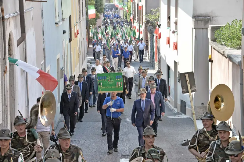 La sfilata degli alpini a Caionvico