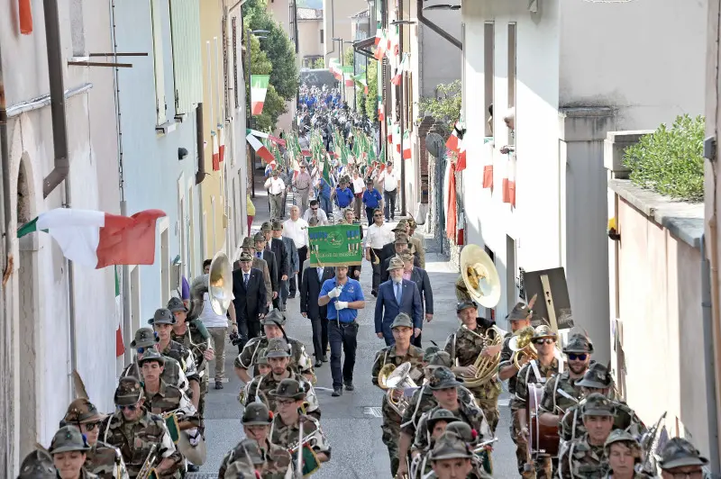 La sfilata degli alpini a Caionvico