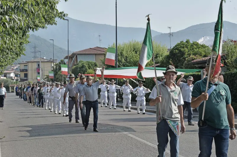 La sfilata degli alpini a Caionvico