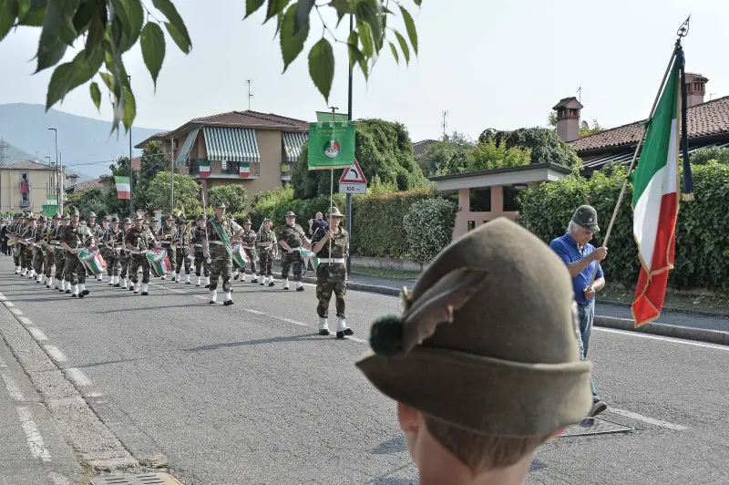 La sfilata degli alpini a Caionvico