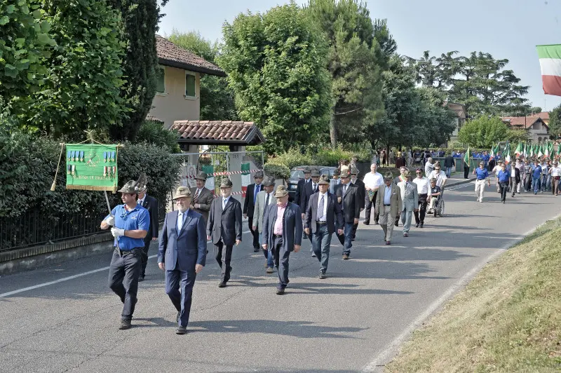 La sfilata degli alpini a Caionvico