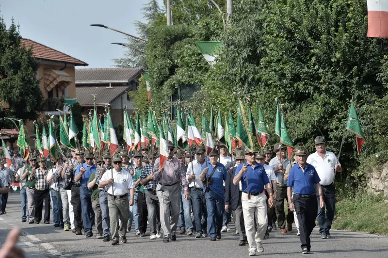 La sfilata degli alpini a Caionvico