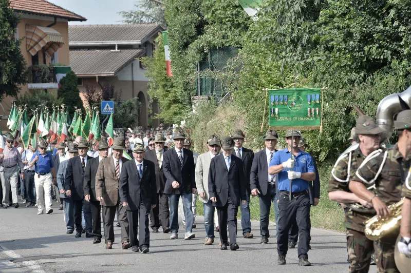 La sfilata degli alpini a Caionvico