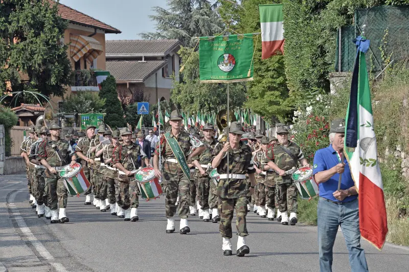 La sfilata degli alpini a Caionvico