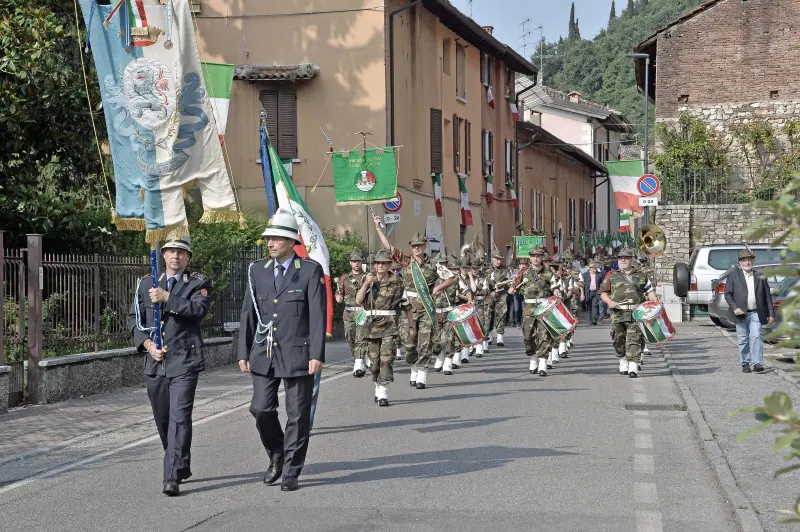 La sfilata degli alpini a Caionvico