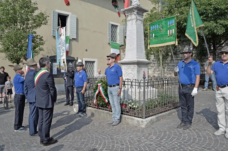 La sfilata degli alpini a Caionvico