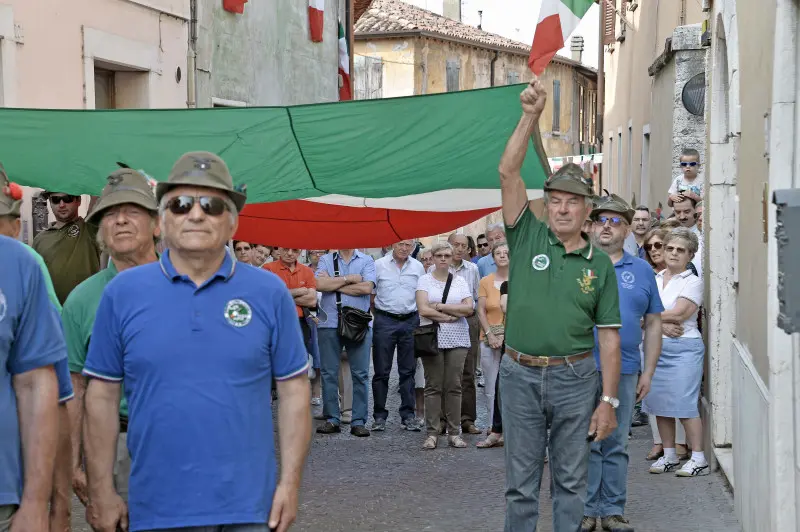 La sfilata degli alpini a Caionvico