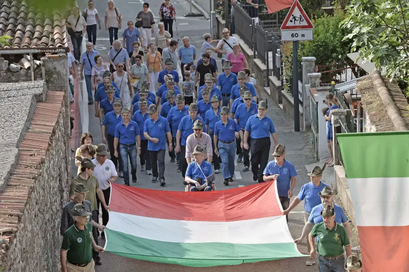 La sfilata degli alpini a Caionvico