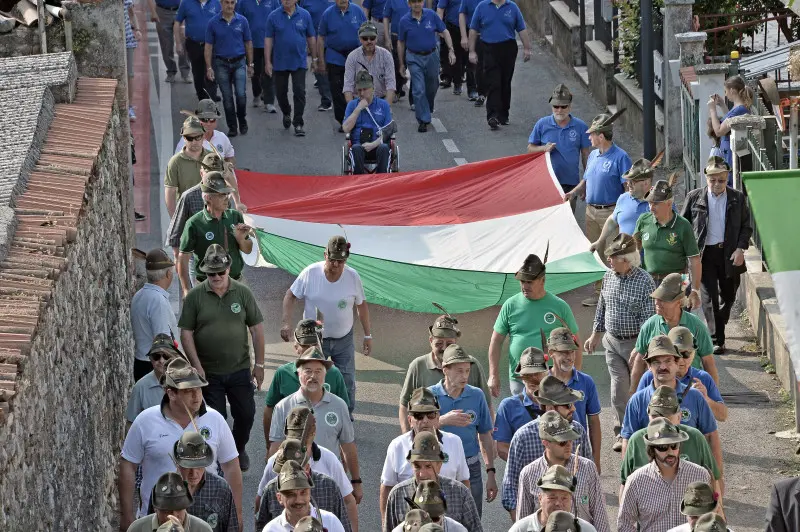 La sfilata degli alpini a Caionvico