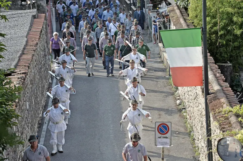 La sfilata degli alpini a Caionvico