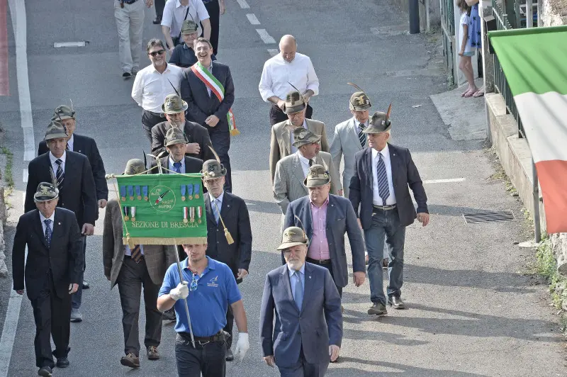 La sfilata degli alpini a Caionvico