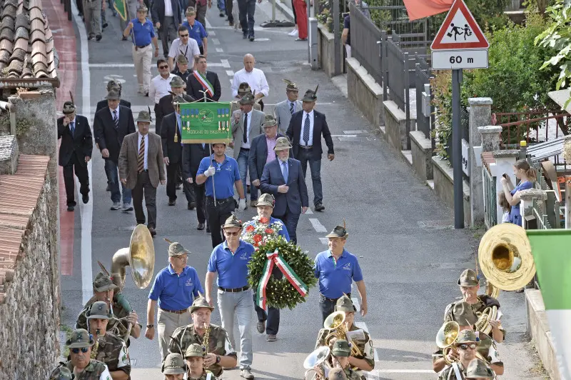 La sfilata degli alpini a Caionvico