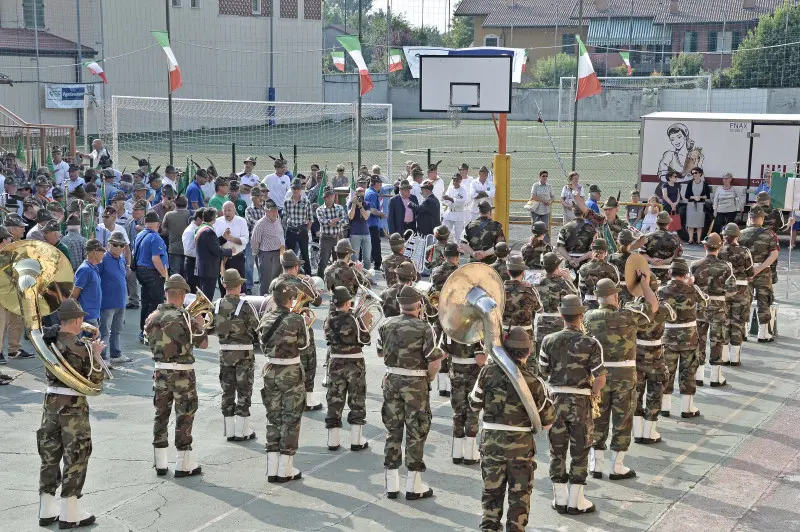 La sfilata degli alpini a Caionvico