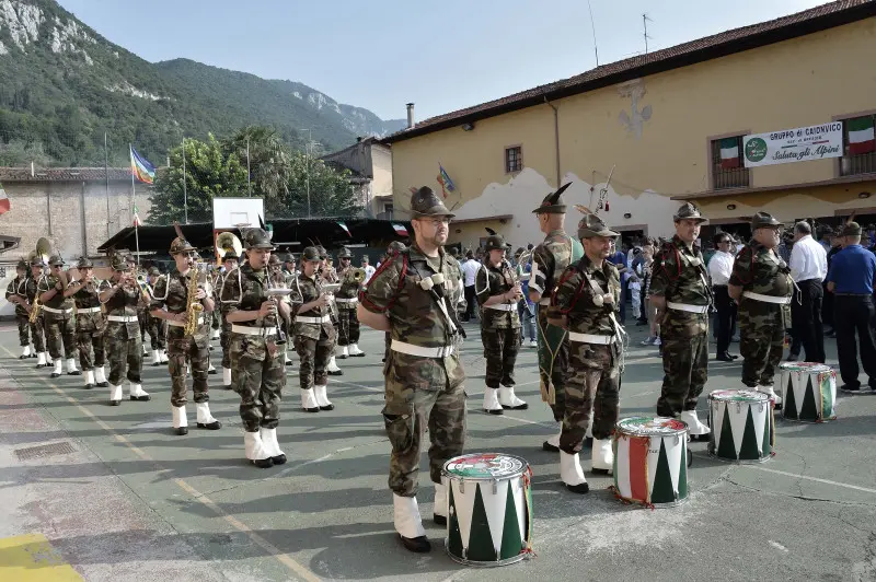 La sfilata degli alpini a Caionvico