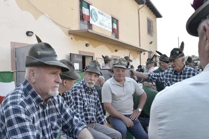 La sfilata degli alpini a Caionvico