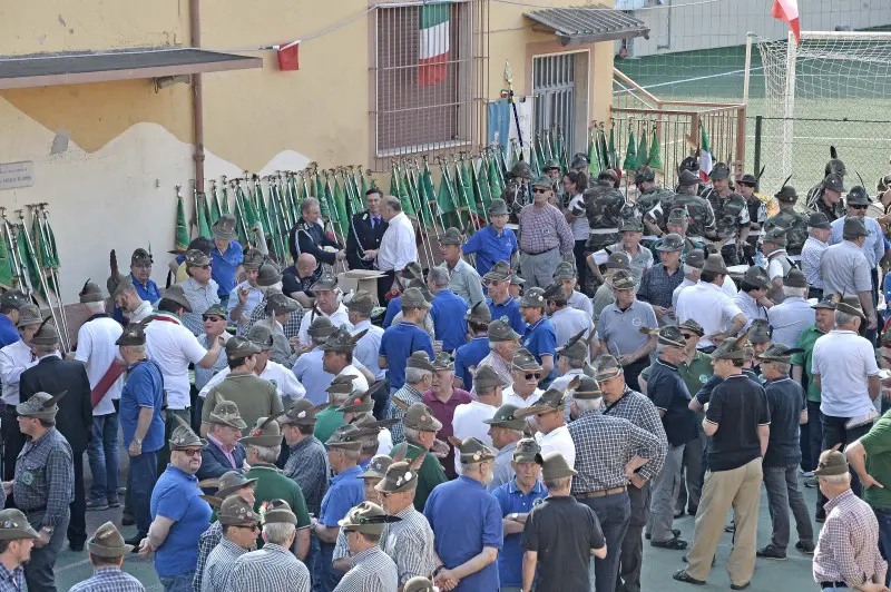 La sfilata degli alpini a Caionvico