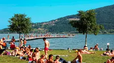 Sarnico, bagnanti in riva al lago - © www.giornaledibrescia.it