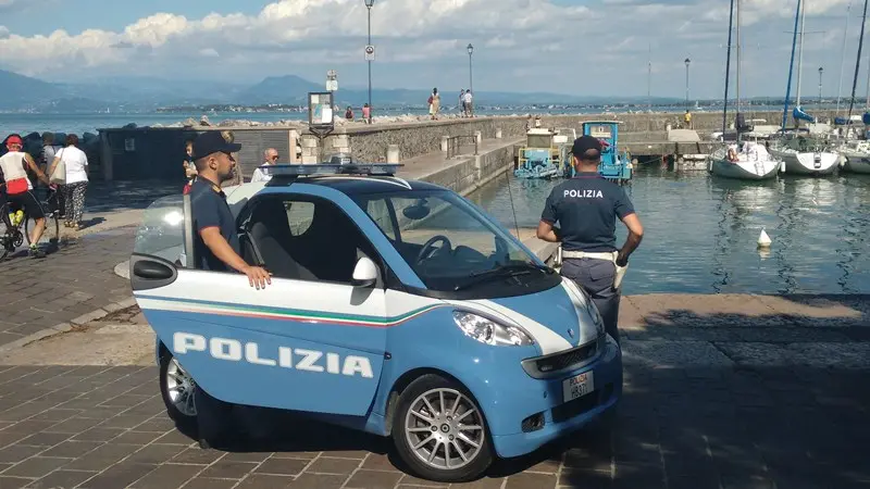 Poliziotti sul lungolago di Desenzano © www.giornaledibrescia.it